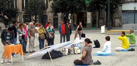 Porto的民众在市政府广场前看功法演示和真相展板