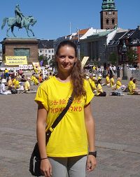 '图一：来自希腊的乔安娜参加了“七二零”法轮功哥本哈根大游行'