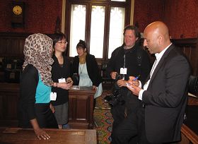 非洲裔人权律师罗达女士在英国议会大厦观看《自由中国》后与导演波曼讨论