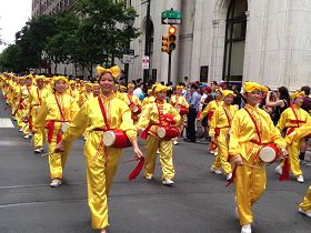 法轮功学员在费城国庆日游行中表演传统中国腰鼓舞。