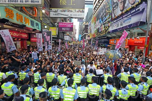 '图1：成千上万的香港民众聚集旺角，怒吼打倒中共，支持法轮功，声援良心老师'