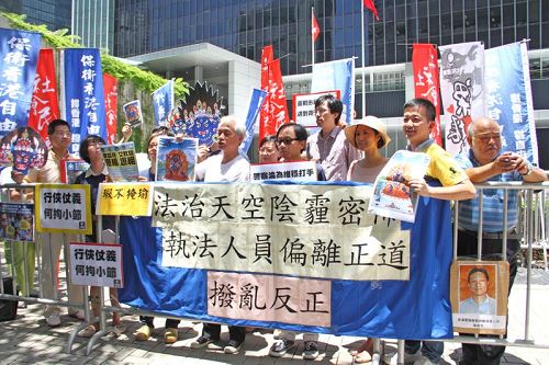 '图2：保卫香港自由联盟代表将签名联署送至港府总部'