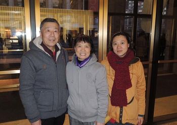 刚从中国大陆来美不到四个月的宋先生一家观看了一月十九日下午，神韵纽约艺术团在纽约林肯中心大卫寇克剧院的演出。