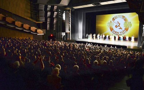 '美国神韵国际艺术团在温哥华伊丽莎白女皇剧院连续演出四场后，神韵国际艺术团巡演在温哥华的演出完美落下帷幕。'