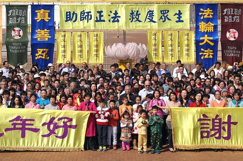 '在香港的西人学员与小学员恭敬合十，向师尊拜年。'