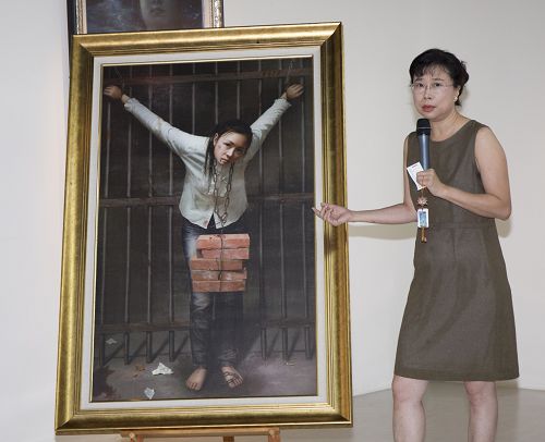 美展作品《为你而来》的创作者特别从台北南下为贵宾们导览画作内涵