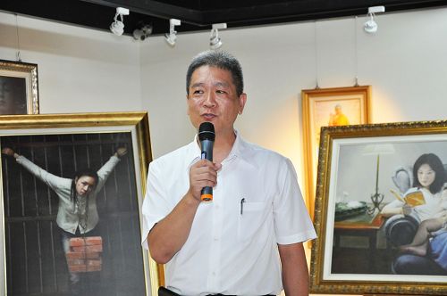 交通部台湾铁路管理局高雄站站务主任刘俊哲惊叹艺术家精湛的技法与表达力