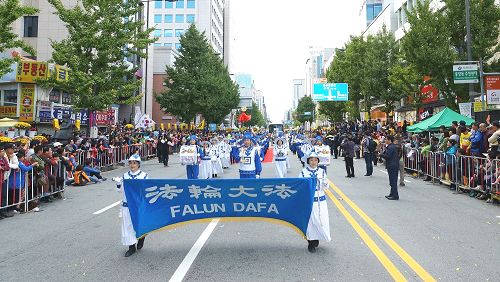 “天国乐团”于十月九日参加韩国光州广域市举办的“忠壮庆典”游行赢得瞩目。