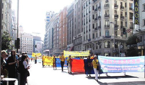 图1-2：二零一四年十月四日，出现在西班牙首都马德里街头的欧洲法轮功学员盛大游行队伍