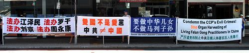 澳洲法轮功学员在布里斯本中国城举横幅，声援中国一亿八千万人三退大潮。
