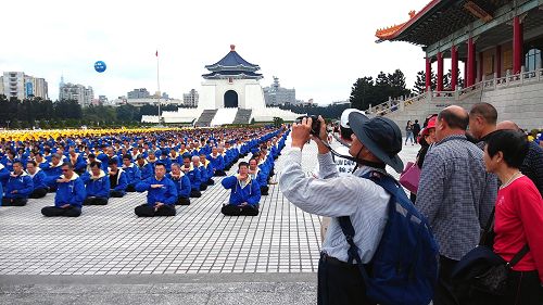 图1-3：自由广场前法轮功学员举办的大型排字弘法活动，吸引台湾民众及外国观光客驻足观看