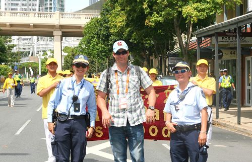 图2：游行途中，澳洲警察们愉快地和法轮功队伍合影。