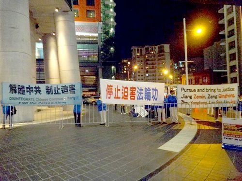 图1：当地部份法轮功学员在习近平入住的天空城酒店外抗议，要求制止迫害。