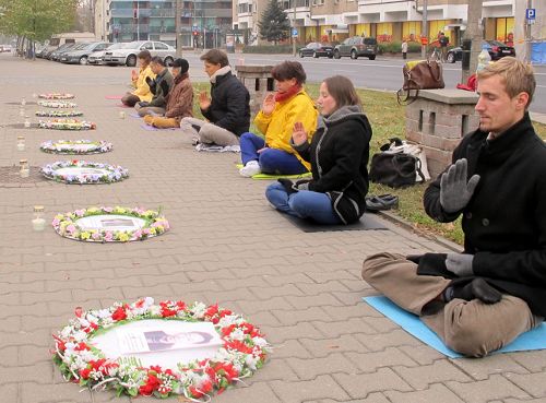 图1-2：波兰法轮功学员在华沙中使馆门前烛光悼念被中共迫害致死的大法弟子