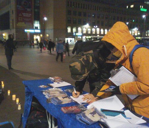 图：芬兰赫尔辛基，寒风中民众支持法轮功反迫害