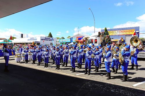 图3：新西兰陶朗加圣诞游行前，天国乐团在排练