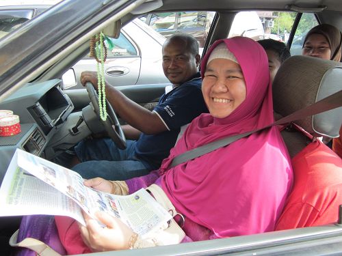 马来民众哈密迪先生（Hamidi）和阿兹扎女士（Azizah