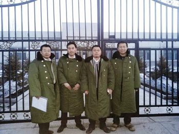 律师江天勇、张俊杰、王成、唐吉田在黑监狱外