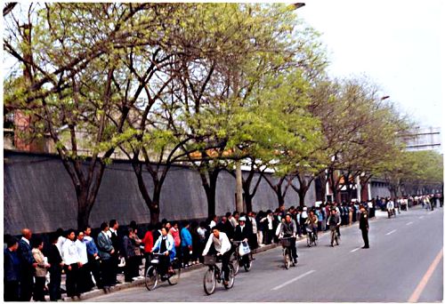 1999年4月25日数万名法轮功学员纷纷来到中南海附近的中央信访办上访，员警指挥学员站到指定地点，大部份学员都在安静读书，整个过程秩序良好，城市交通井然。