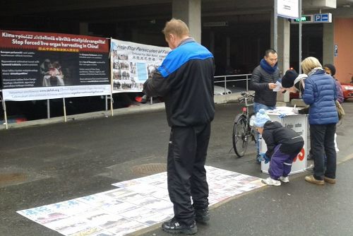 法轮功学员在芬兰北部罗瓦尼米市市中心征集签名，营救被中共迫害的陈真萍