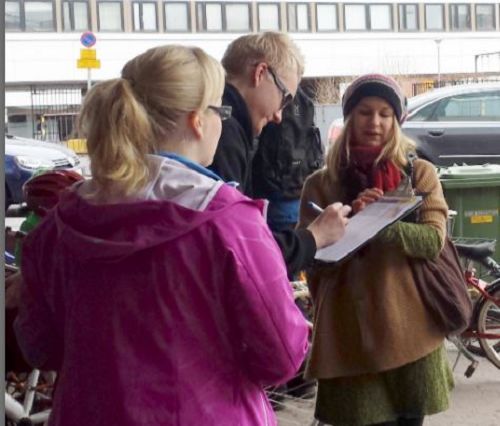 芬兰罗瓦尼米市民众签名，呼吁营救被中共迫害的法轮功学员陈真萍