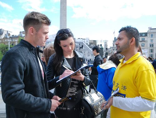 法轮功学员在伦敦鸽子广场向来自世界各地的人讲真相传递福音