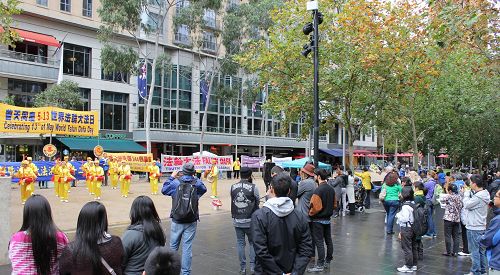 墨尔本法轮功学员在市中心城市广场举行活动，庆祝第十五届世界法轮大法日