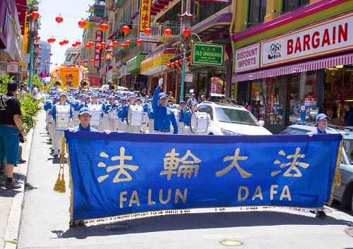 游行队伍经过中国城主要街道