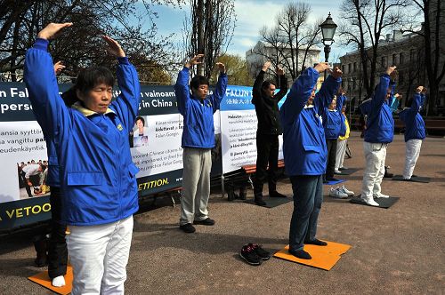 芬兰法轮功学员在首都的海滨公园举办活动，庆祝第十五届世界法轮大法日