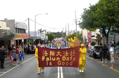 澳洲昆士兰法轮功学员受邀参加宾利甘蔗节游行