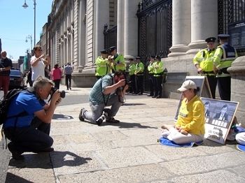 图7：西方媒体给抗议的法轮功学员拍照