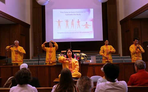 法轮功学员在加拿大首都地区信仰联合会的音乐表演会上展示功法