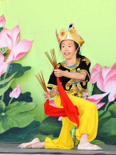 图6：Aleeza平时还练跳中国古典舞，她在法轮大法日庆祝活动上表演了《筷子舞》