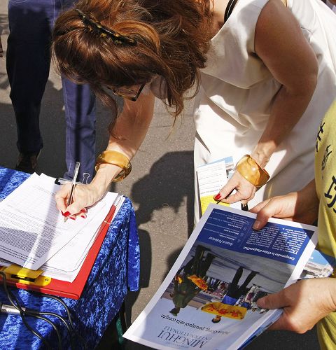 民众签名声援法轮功学员。