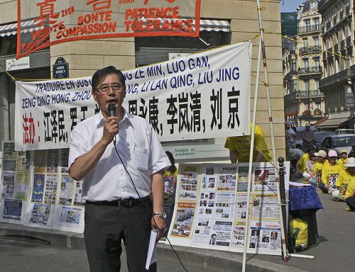 《大纪元时报》法国分社社长胡兆震先生在集会上发言。