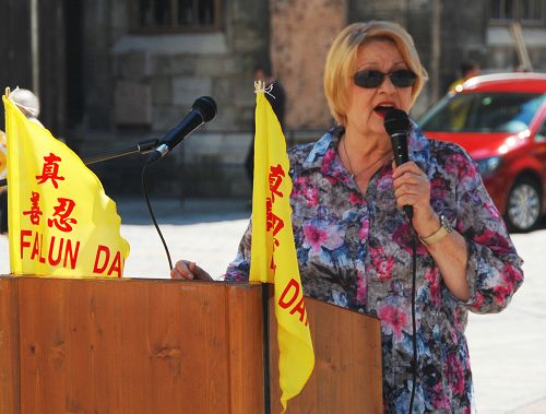 奥地利国际人权协会主席卡特林娜•葛蕾布参加法轮功学员在维也纳斯蒂芬广场的集会并发言