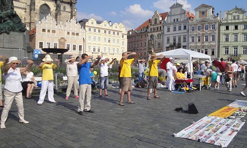 法轮功学员在捷克首都布拉格老城广场演示功法