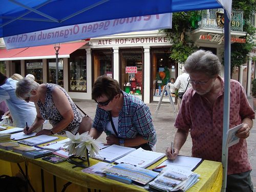 巴登巴登市的法轮功信息日活动中，民众签名谴责中共暴行