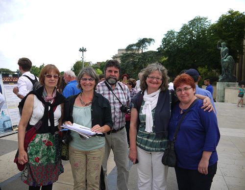 戈莱特（左2）和她的朋友们签名支持反迫害
