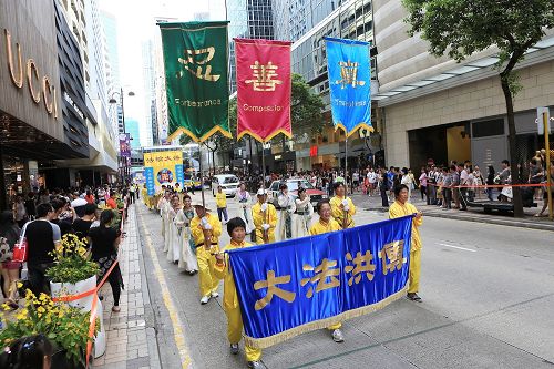 图1-3：七月二十日，香港学员举办游行活动反中共的迫害。