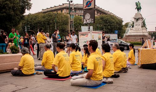 图1：法轮功学员在米兰市中心集会静坐