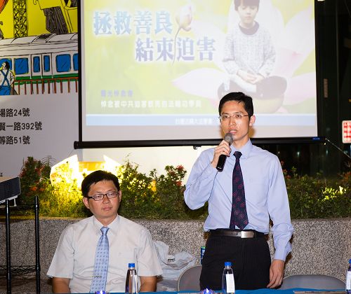 两位医生郑元瑜（右）和袁伦祥（左）到场谴责中共活摘法轮功学员罪恶，呼吁拯救善良，结束迫害。