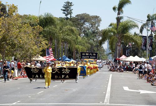 图：法轮功学员参加了美国圣地亚哥县南郡科罗纳多岛举行的独立日游行，受到观众的热情欢迎。