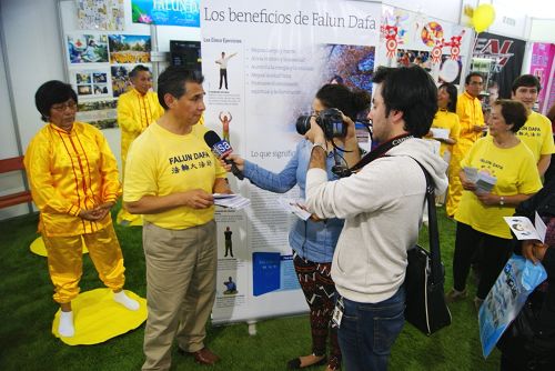图3：媒体记者在利马举行的家居博览会上采访法轮功学员