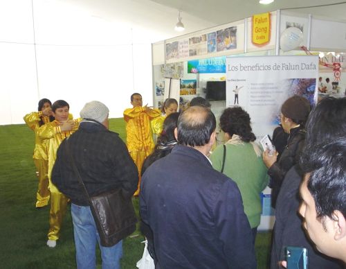 图4-5：法轮功学员参加在利马举行的家居博览会