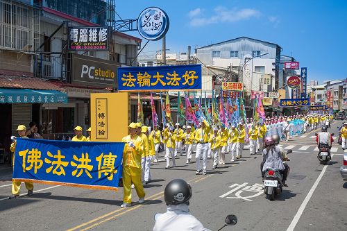 由五百多人组成的法轮大法洪法队伍走过台南市主要的闹区和乡镇，把大法美好带给民众。