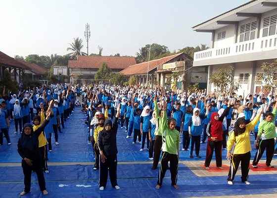 印尼中学八百名师生学炼法轮功