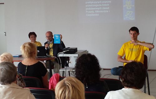 图1-2：波兰法轮功学员在健康博览会上做法轮大法专题介绍
