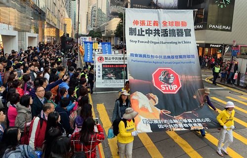 香港学员举办游行活动，和平理性反迫害，触动华人心。