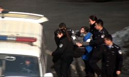 二零一五年一月二十一日上午，非法庭审后，孙淑杰被警察抬进了警车